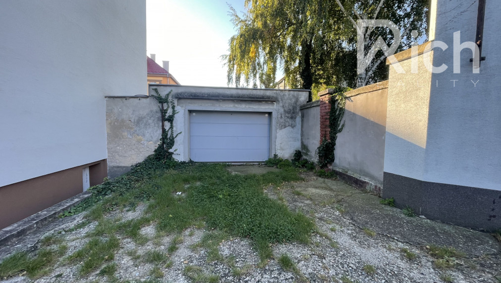 Na predaj, dvojgaráž v blízkosti centra mesta