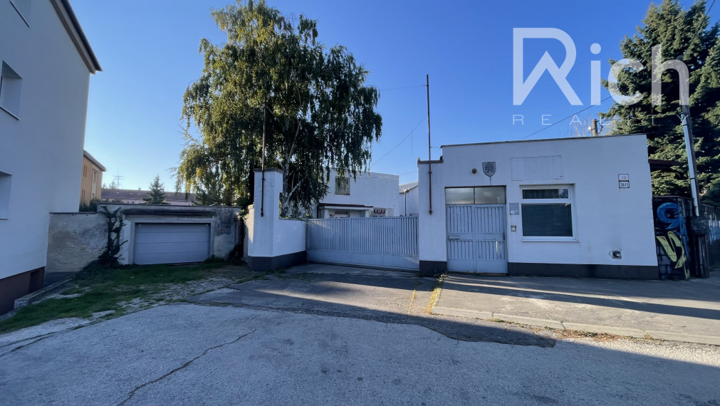 Na predaj, dvojgaráž v blízkosti centra mesta