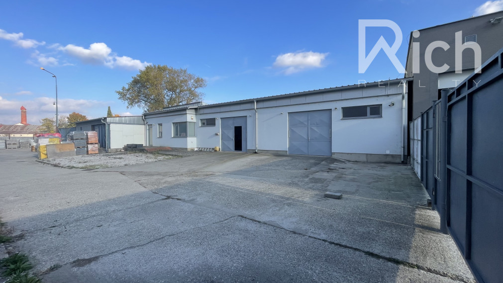 Moderná skladová hala 228 m2 s kanceláriou a soc.zázemím na Trstínskej ulici v Trnave.