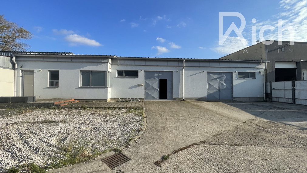 Moderná skladová hala 228 m2 s kanceláriou a soc.zázemím na Trstínskej ulici v Trnave.