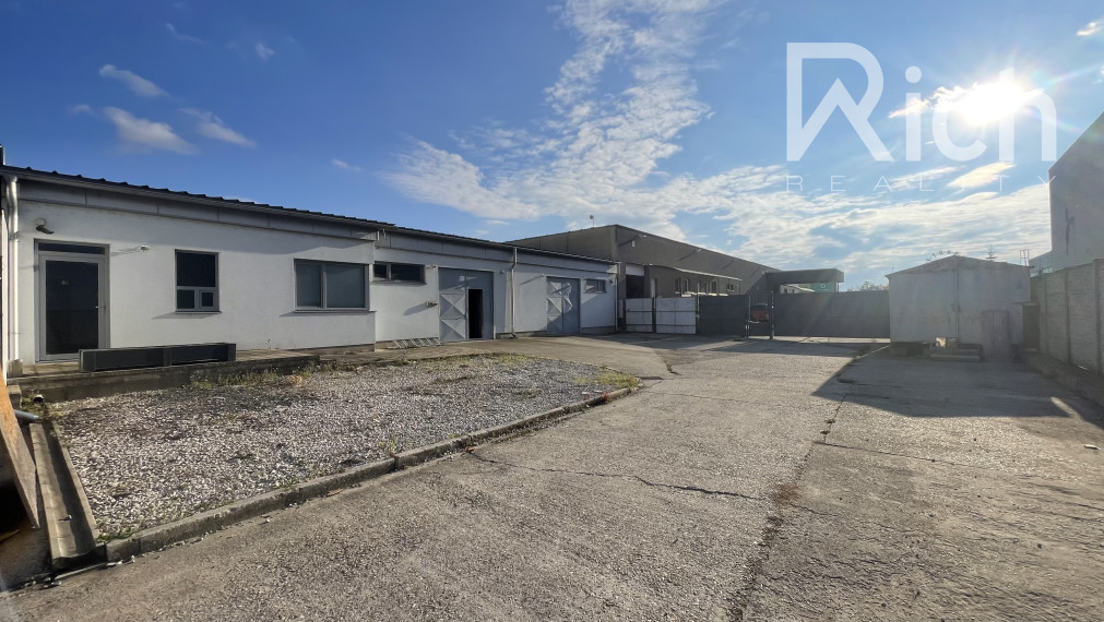 Moderná skladová hala 228 m2 s kanceláriou a soc.zázemím na Trstínskej ulici v Trnave.