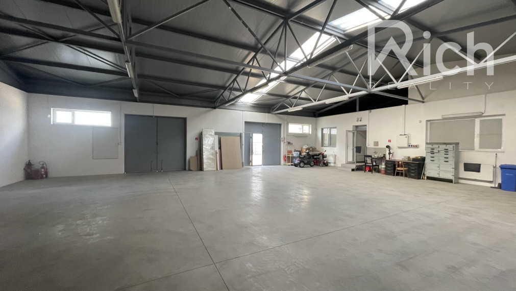 Moderná skladová hala 228 m2 s kanceláriou a soc.zázemím na Trstínskej ulici v Trnave.