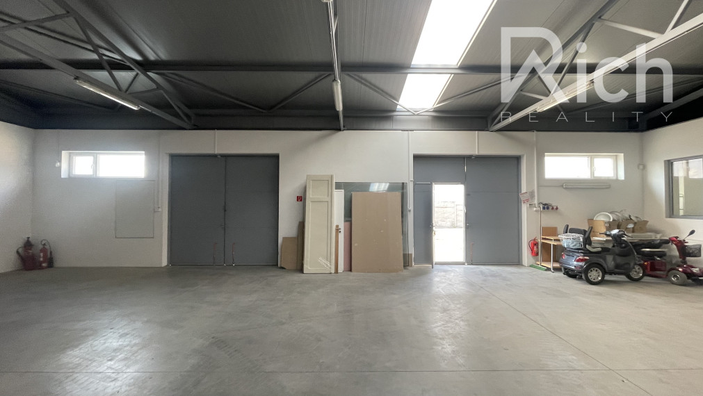 Moderná skladová hala 228 m2 s kanceláriou a soc.zázemím na Trstínskej ulici v Trnave.