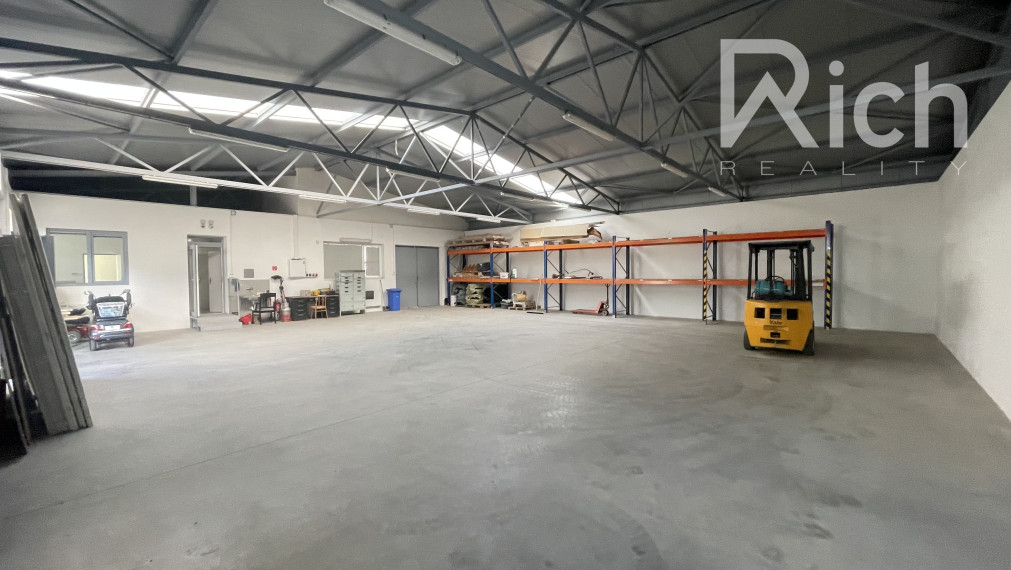 Moderná skladová hala 228 m2 s kanceláriou a soc.zázemím na Trstínskej ulici v Trnave.