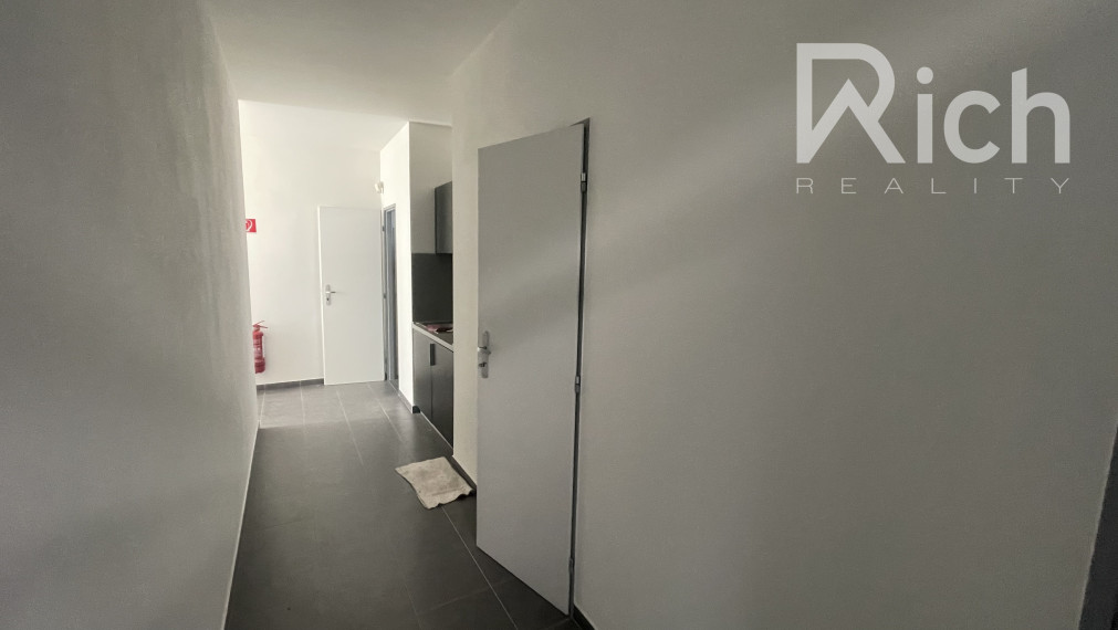 Moderná skladová hala 228 m2 s kanceláriou a soc.zázemím na Trstínskej ulici v Trnave.