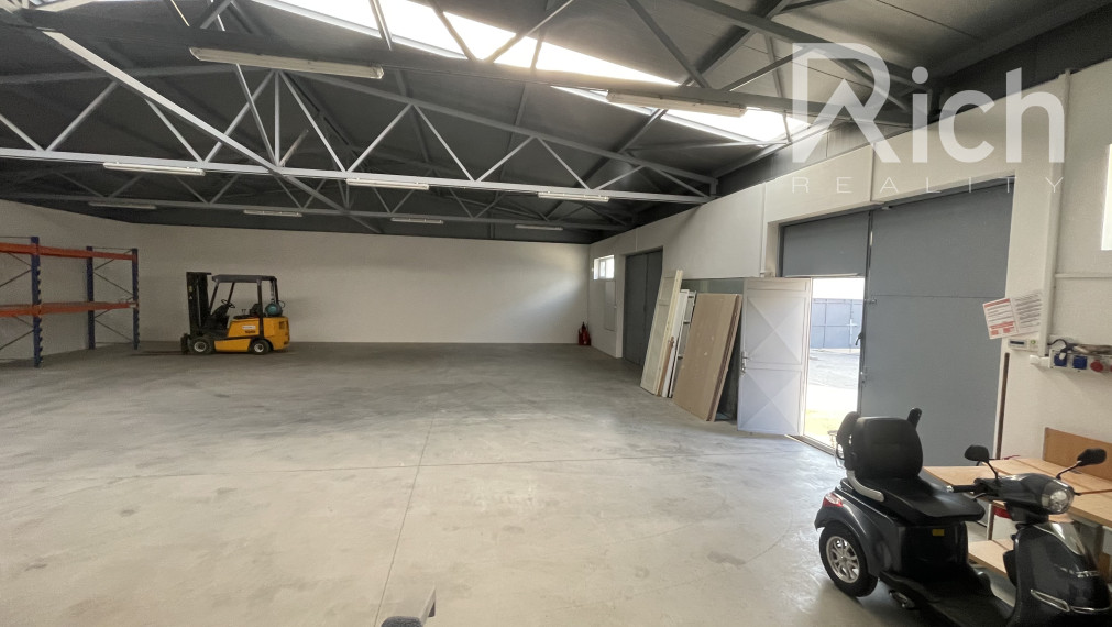Moderná skladová hala 228 m2 s kanceláriou a soc.zázemím na Trstínskej ulici v Trnave.