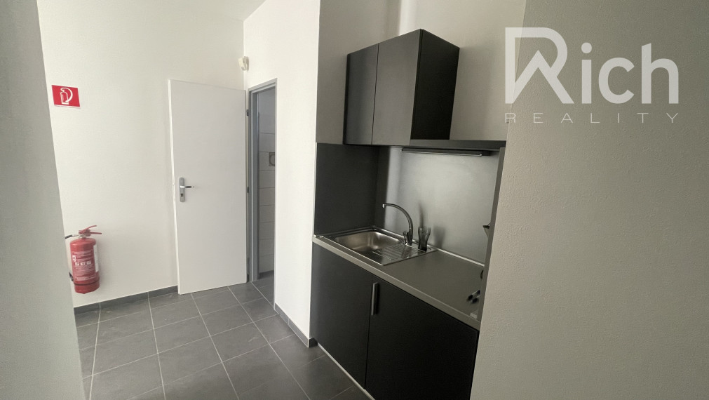 Moderná skladová hala 228 m2 s kanceláriou a soc.zázemím na Trstínskej ulici v Trnave.