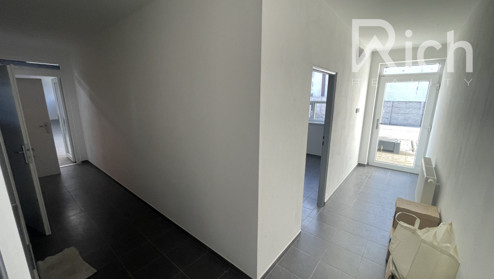 Moderná skladová hala 228 m2 s kanceláriou a soc.zázemím na Trstínskej ulici v Trnave.