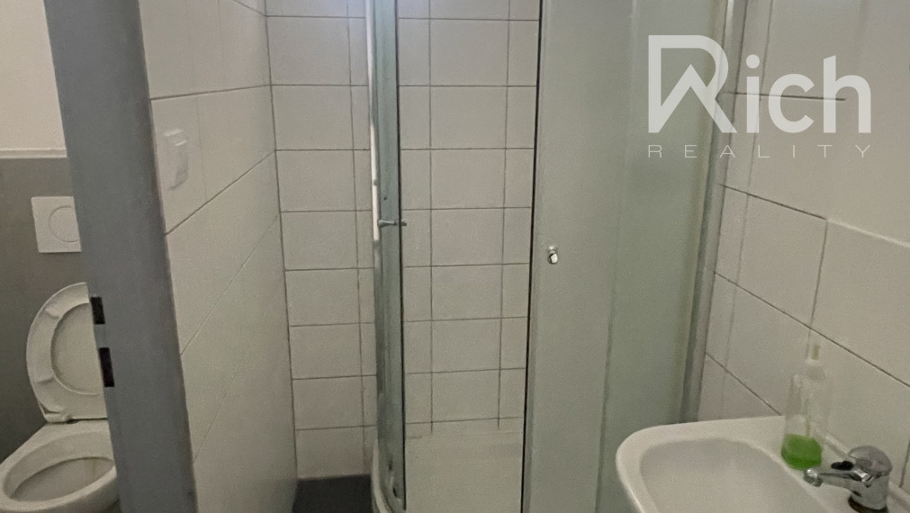 Moderná skladová hala 228 m2 s kanceláriou a soc.zázemím na Trstínskej ulici v Trnave.