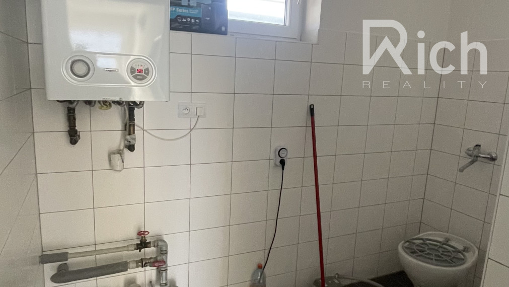 Moderná skladová hala 228 m2 s kanceláriou a soc.zázemím na Trstínskej ulici v Trnave.