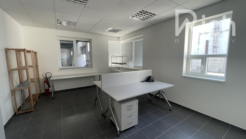 Moderná skladová hala 228 m2 s kanceláriou a soc.zázemím na Trstínskej ulici v Trnave.