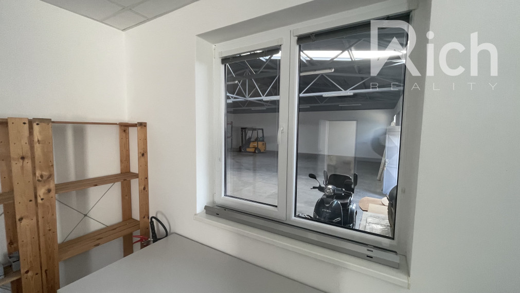 Moderná skladová hala 228 m2 s kanceláriou a soc.zázemím na Trstínskej ulici v Trnave.