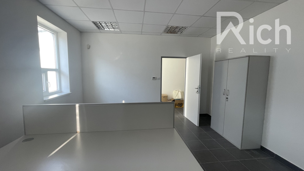 Moderná skladová hala 228 m2 s kanceláriou a soc.zázemím na Trstínskej ulici v Trnave.