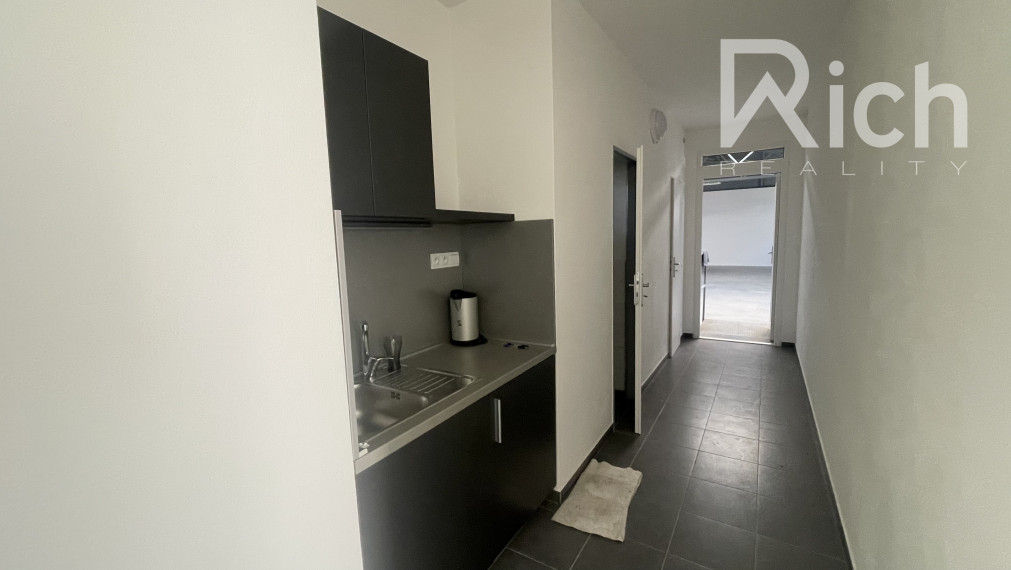 Moderná skladová hala 228 m2 s kanceláriou a soc.zázemím na Trstínskej ulici v Trnave.