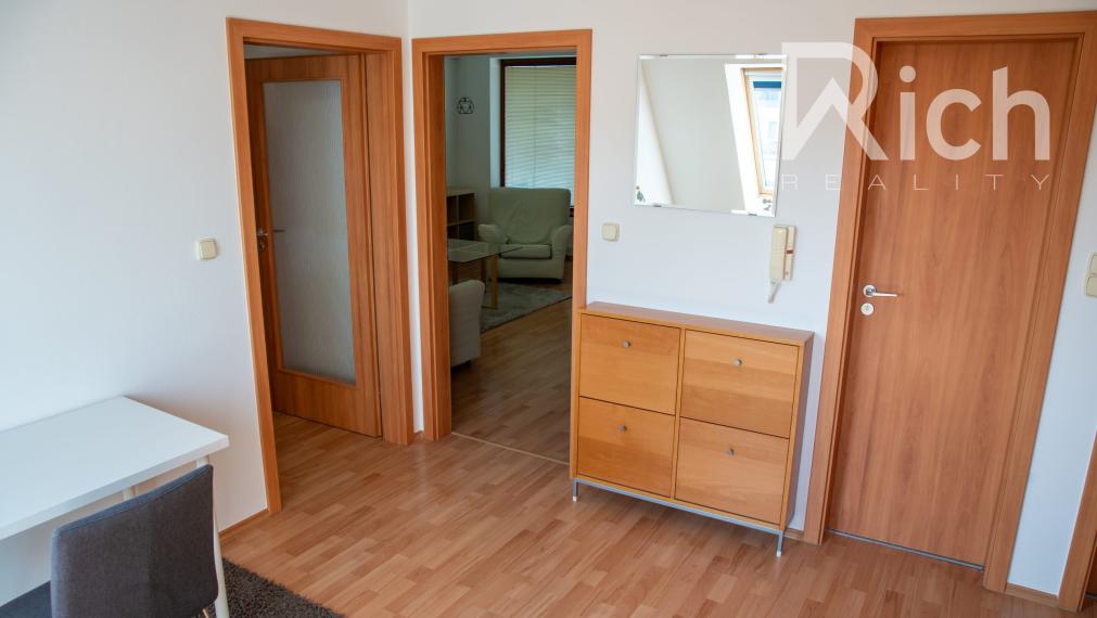 Na prenájom 2 izb.zariadený byt s balkónom a garáž. parkovaním v centre mesta Trnava.