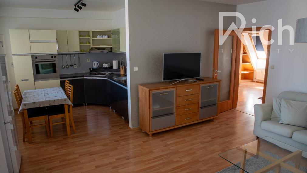 Na prenájom 2 izb.zariadený byt s balkónom a garáž. parkovaním v centre mesta Trnava.