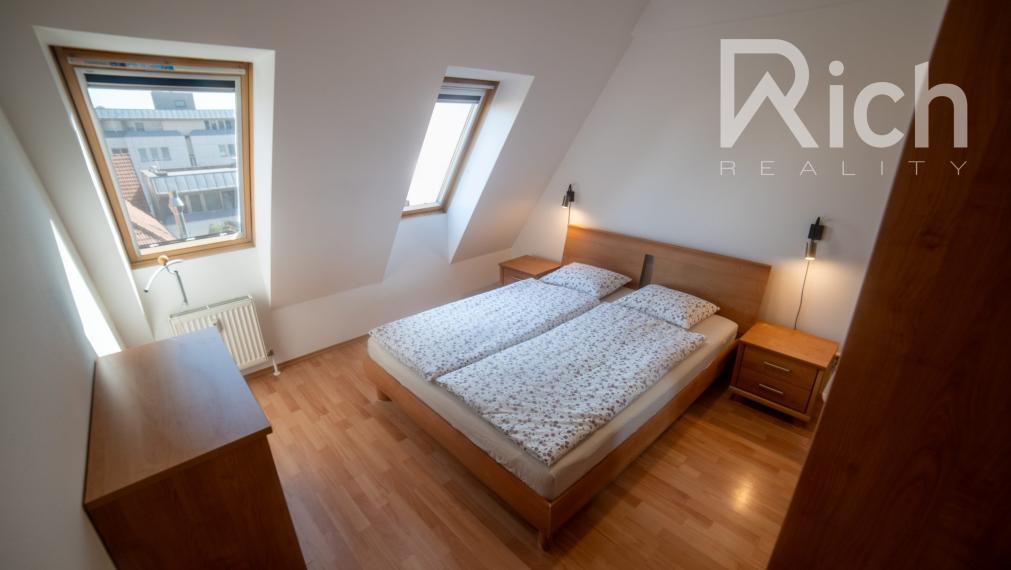 Na prenájom 2 izb.zariadený byt s balkónom a garáž. parkovaním v centre mesta Trnava.