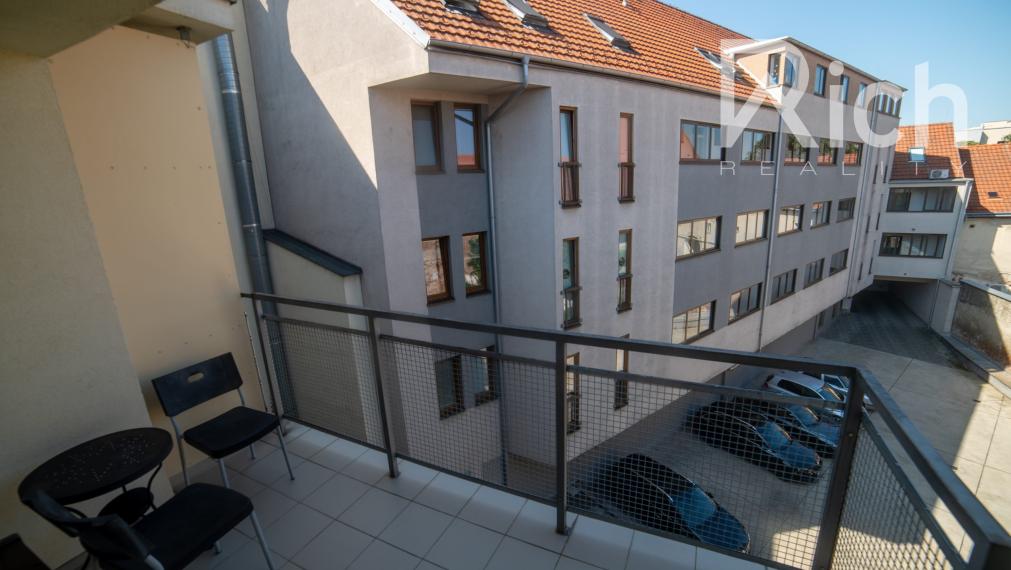 Na prenájom 2 izb.zariadený byt s balkónom a garáž. parkovaním v centre mesta Trnava.