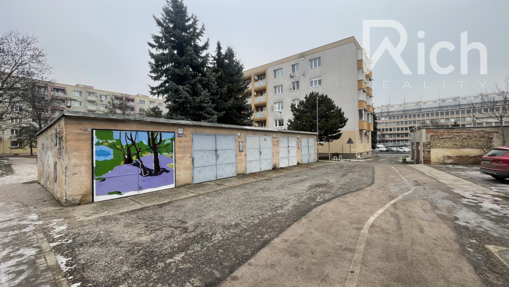 Garáž v blízkom centre mesta a železničnej stanice.