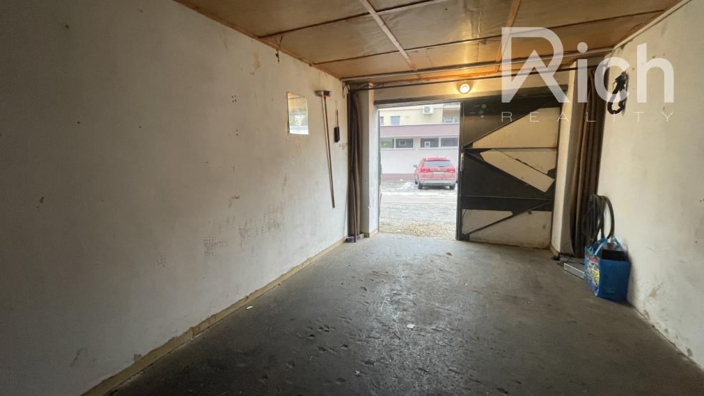 Garáž v blízkom centre mesta a železničnej stanice.