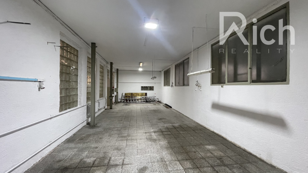 VÝROBNO-SKLADOVÝ OBJEKT 690 m2 S POZEMKOM 3237 m2 V TRNAVE.