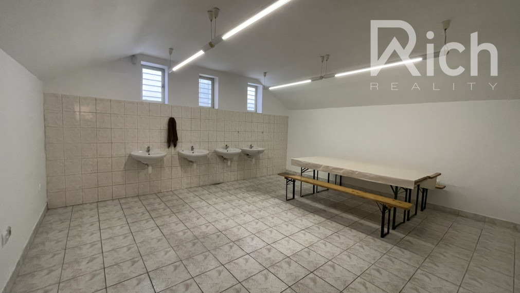 VÝROBNO-SKLADOVÝ OBJEKT 690 m2 S POZEMKOM 3237 m2 V TRNAVE.