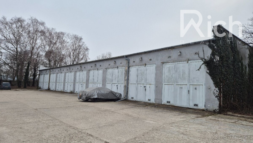 Haly a garáže v blízkosti obce Dubovany