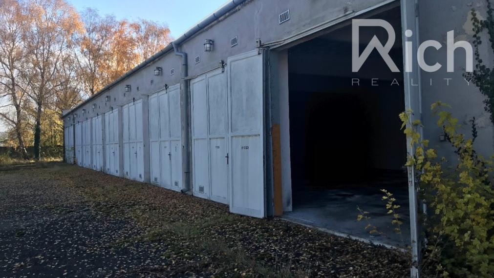 Haly a garáže v blízkosti obce Dubovany