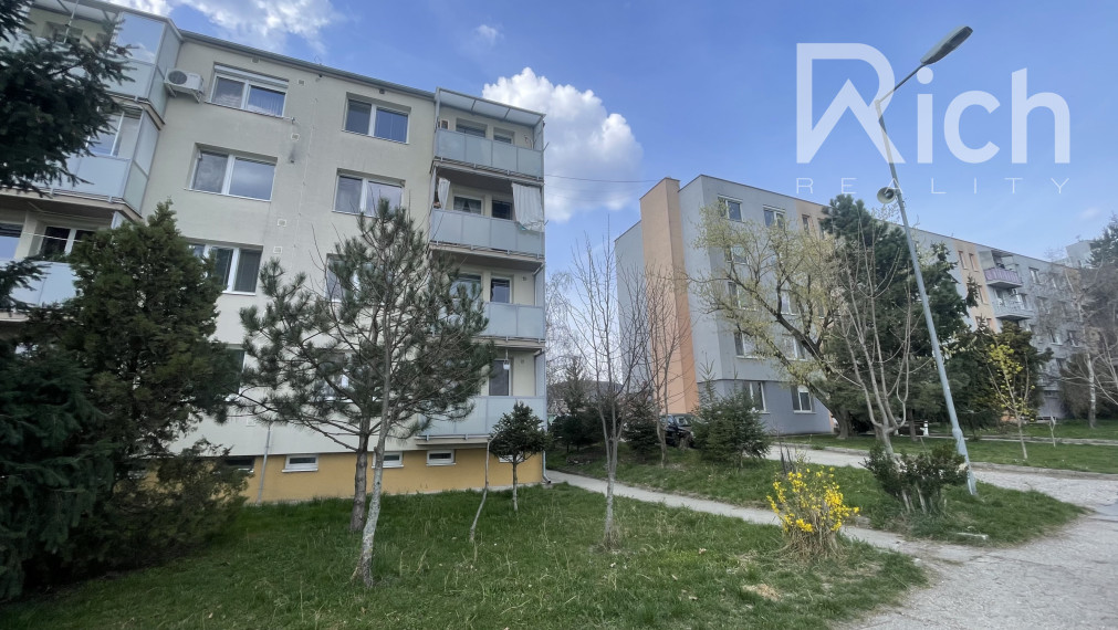 Výborne dispozične riešený 2-izbový byt s balkónom v Modre