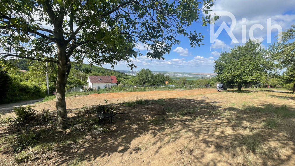 Lukratívny stavebný pozemok 1945 m2 na Zobore v Nitre.