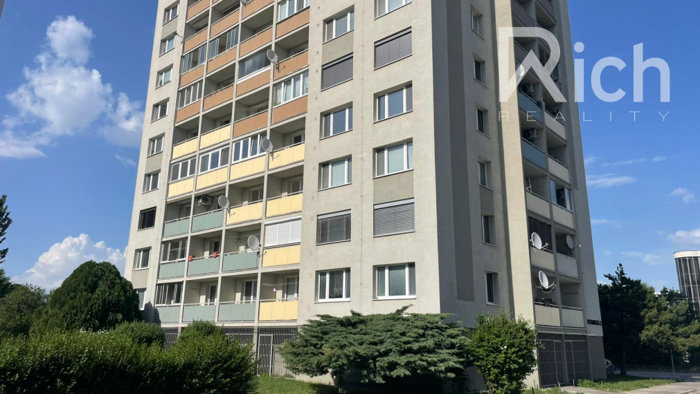 Na predaj, 2 izbový byt, komplet rekonštrukcia, 2 x lodžia, Botanická ulica