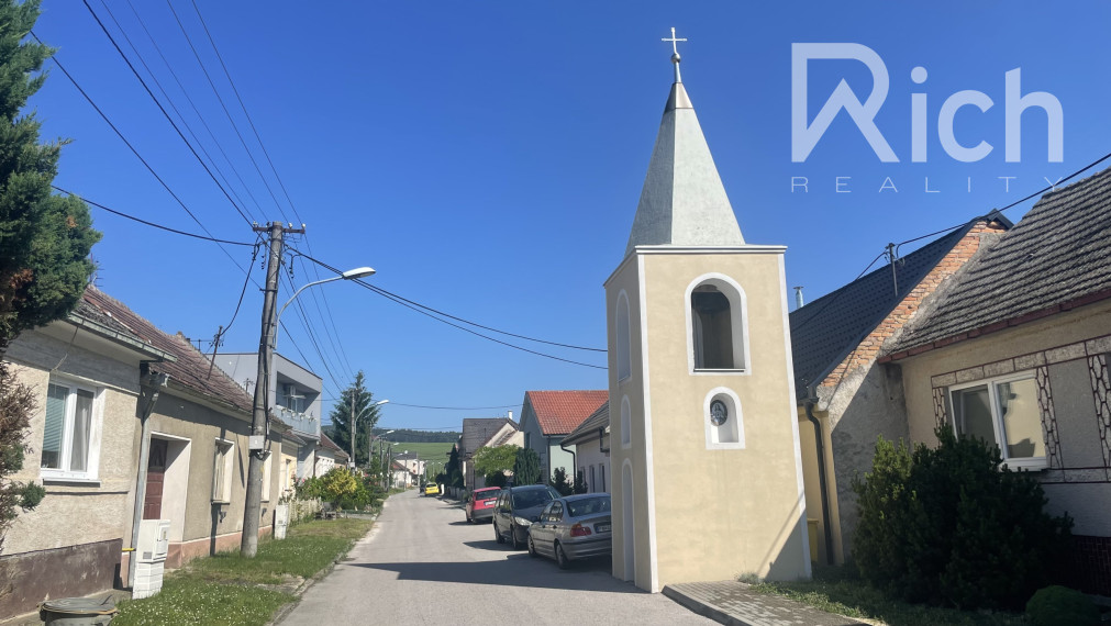 Čarovná chalupa s pekným pozemkom v objatí Malých Karpát