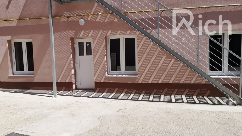 Priestor na prenájom – obchod, kancelária alebo služby- Kollárova ulica