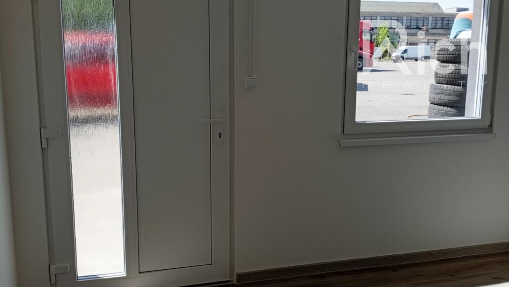Hala na sklad, dieľňu v Piešťanoch pri železničnej stanici