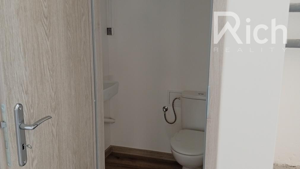 Hala na sklad, dieľňu v Piešťanoch pri železničnej stanici