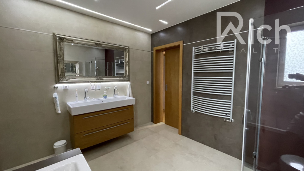 Nadčasový rodinný dom s garážou v Trnave, Pekné pole