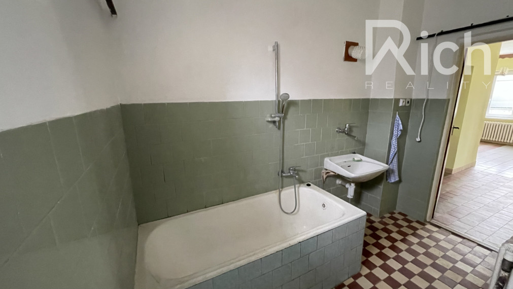 5 izbový dom s veľkým pozemkom 958 m2 v Klčovanoch pri Trnave