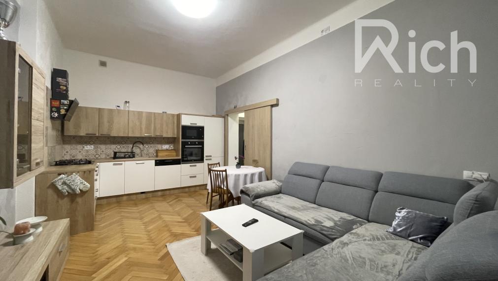 Pekný zariadený 2 izbový byt v priamom centre mesta s parkovaním