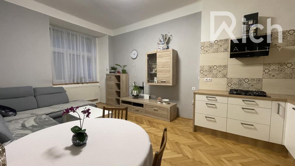 Pekný zariadený 2 izbový byt v priamom centre mesta s parkovaním