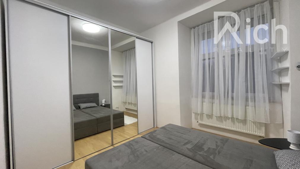Pekný zariadený 2 izbový byt v priamom centre mesta s parkovaním