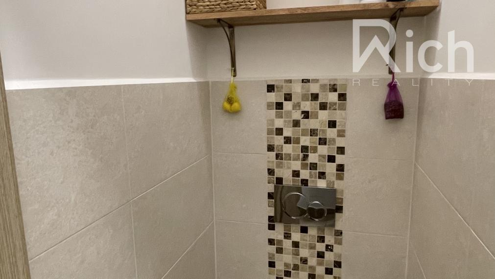 Pekný zariadený 2 izbový byt v priamom centre mesta s parkovaním