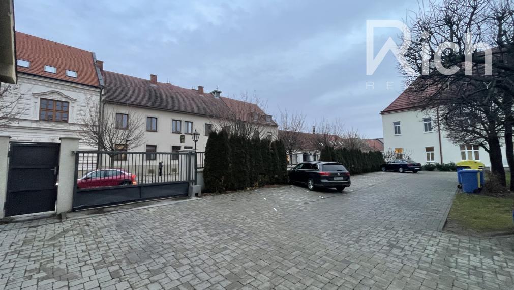 Pekný zariadený 2 izbový byt v priamom centre mesta s parkovaním