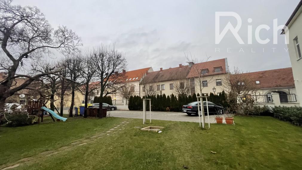 Pekný zariadený 2 izbový byt v priamom centre mesta s parkovaním