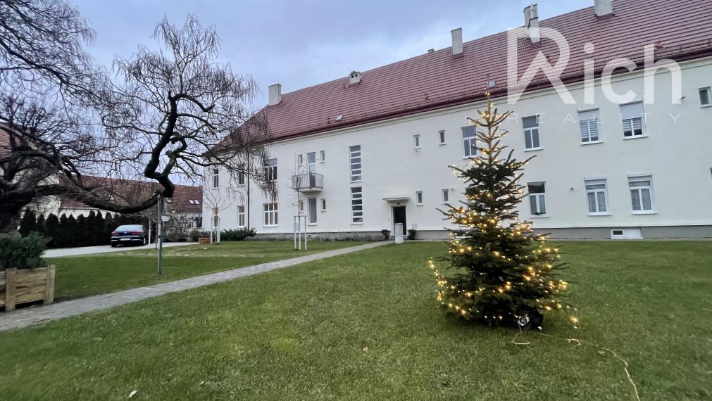 Pekný zariadený 2 izbový byt v priamom centre mesta s parkovaním