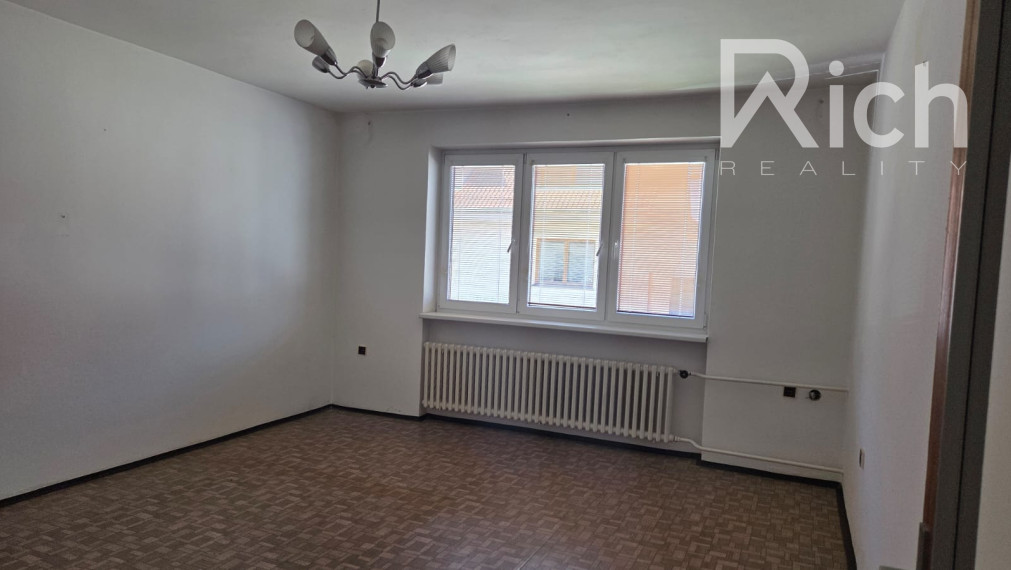 "REZERVOVANÉ" Na predaj, 4 izbový rodinný dom, pozemok 739 m2, obec Ružindol