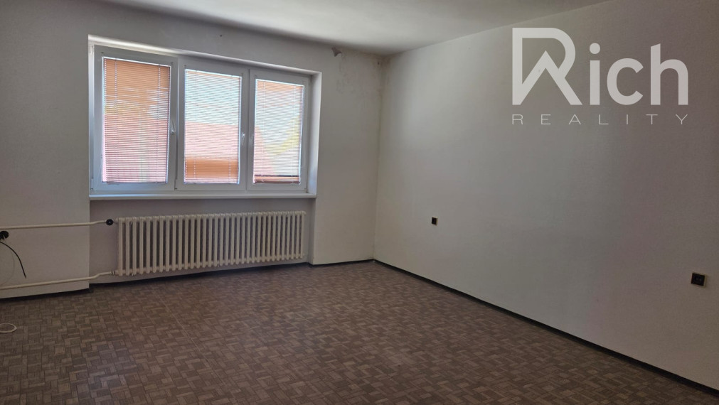 "REZERVOVANÉ" Na predaj, 4 izbový rodinný dom, pozemok 739 m2, obec Ružindol