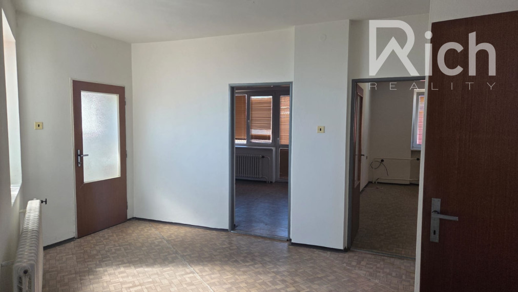 "REZERVOVANÉ" Na predaj, 4 izbový rodinný dom, pozemok 739 m2, obec Ružindol