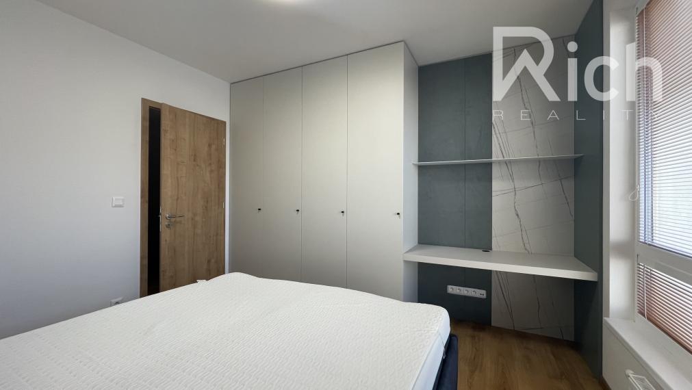 Nový kompletne zariadený 2 izb.byt s garážou a balkónom pri cukrovare.