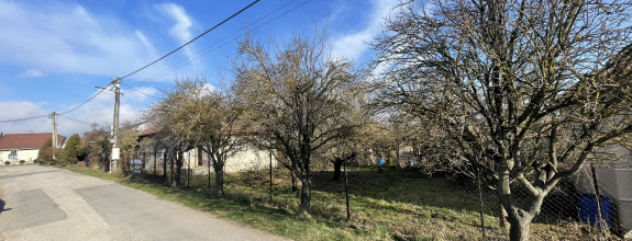 Pekný široký 35 m.pozemok s RD v Suchej nad Parnou.