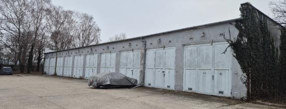 Haly a garáže v blízkosti obce Dubovany